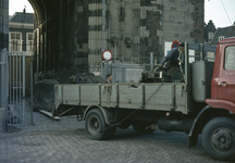 804304 Afbeelding van het afvoeren van de klokken van het carillon van de Domtoren (Domplein) te Utrecht in verband met ...